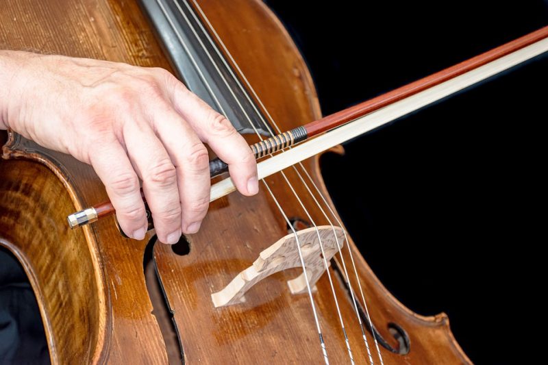 Menggesek Alat musik Cello